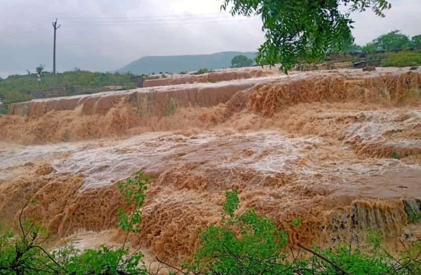 a3.jpg राजस्थान में यहां बने बाढ़ के हालात, एक ही दिन में 304 एमएम बरसात, नदी-नालों में आया उफान