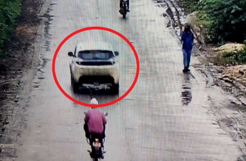 girl_thrown_from_moving_car.jpg मुंबई से रायपुर आई युवती को चलती कार से फेंकने वाले तीनों आरोपी गिरफ्तार