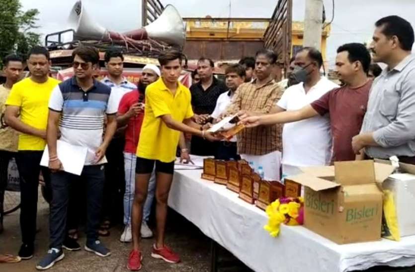 रक्तदान के प्रति जागरुकता के लिए दौड़े युवा रक्तदान के प्रति जागरुकता के लिए दौड़े युवा