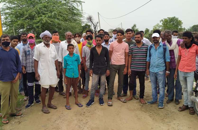 अधूरे सडक़ निर्माण से आवागमन में हो रही है परेशानी, ग्रामीणों ने जाम लगाकर किया प्रदर्शन अधूरे सडक़ निर्माण से आवागमन में हो रही है परेशानी, ग्रामीणों ने जाम लगाकर किया प्रदर्शन