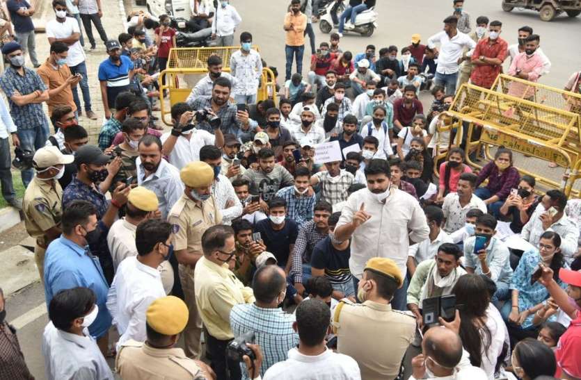 पुलिस छावनी बना जेएनवीयू, छात्र छात्राओं ने गेट के बाहर किया प्रदर्शन पुलिस छावनी बना जेएनवीयू, छात्र छात्राओं ने गेट के बाहर किया प्रदर्शन