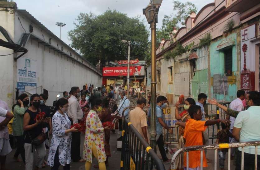 कालीघाट मंदिर के कपाट खुले, उमड़े भक्त कालीघाट मंदिर के कपाट खुले, उमड़े भक्त
