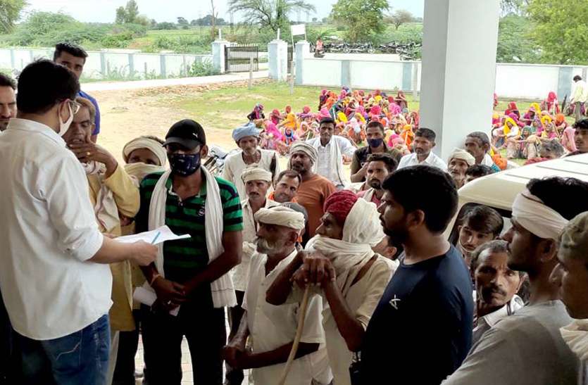 अतिक्रमियों ने बंद कराया मनरेगा कार्य, श्रमिकों ने किया प्रदर्शन अतिक्रमियों ने बंद कराया मनरेगा कार्य, श्रमिकों ने किया प्रदर्शन