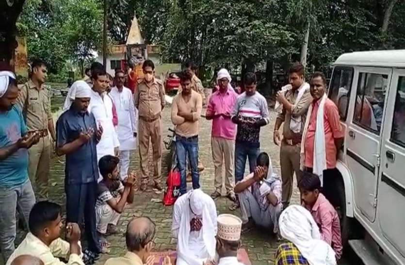 निकाह संपन्न कराते काजी अख्तर घर से भागे प्रेमी युगल को पहले पुलिस ने किया गिरफ्तार, फिर निकाह करा सम्मान से भेजा घर