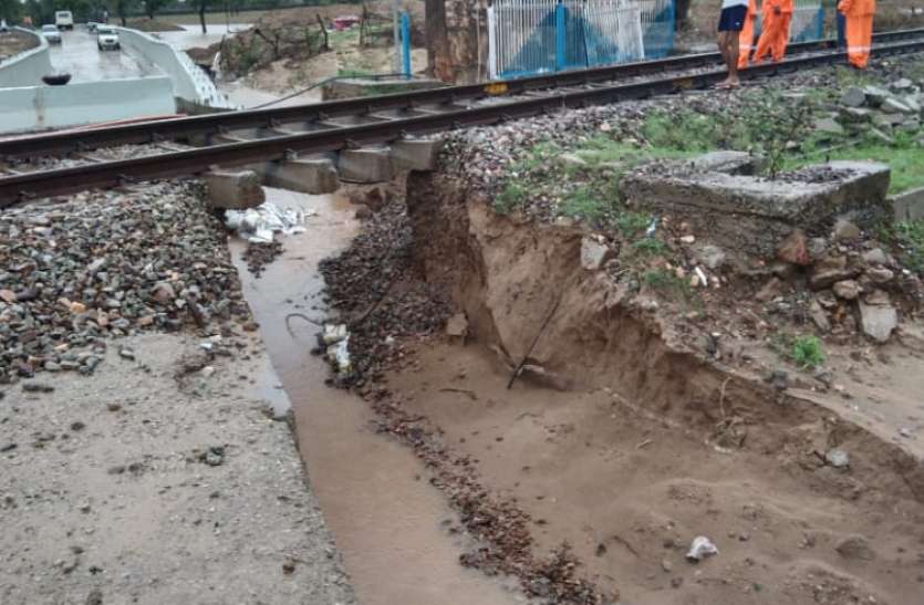 RAILWAY---बारिश में बहा रेलवे ट्रेक RAILWAY---बारिश में बहा रेलवे ट्रेक