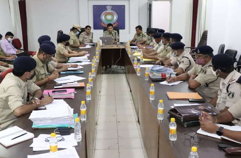 रुपए डबल करने का झांसा देकर लोगों को चूना लगाने वाले चिटफंड कंपनियों की अब खैर नहीं, SP ने कहा होगी डॉयरेक्टर्स की गिरफ्तारी रुपए डबल करने का झांसा देकर लोगों को चूना लगाने वाले चिटफंड कंपनियों की अब खैर नहीं, SP ने कहा होगी डॉयरेक्टर्स की गिरफ्तारी