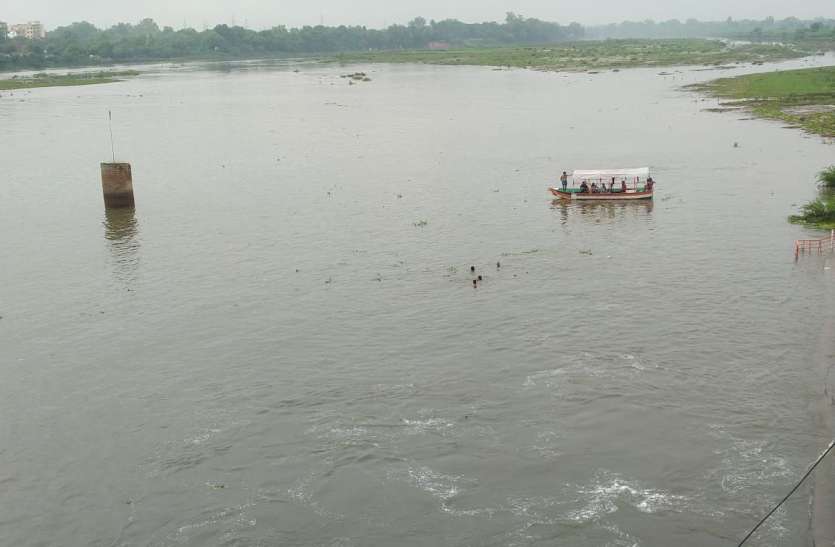 photo6064168182282824945.jpg बारिश के दौरान यमुना में नहाने गए चार दोस्त डूबे, तीन की किशोरों की मौत