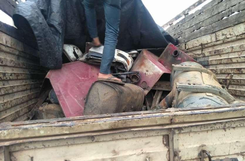 Vehicle parts and bikes were being spent in the junkर कबाड़ में खपा रहे थे वाहनों के पार्ट्स और बाइक, हर माह होता है दो करोड़ का कारोबार
