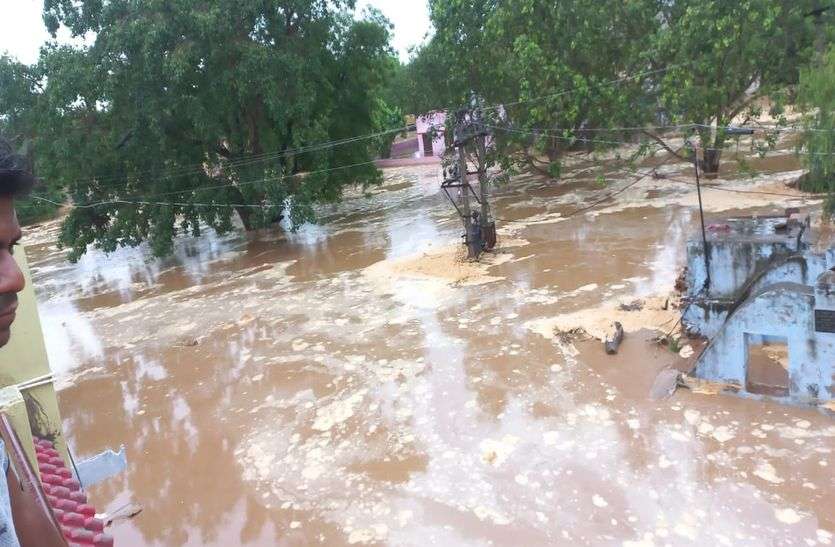 झुंझुनूं के सोहली गांव के 100 घरों में पानी घुसा, चिड़ावा में खेत लबालब झुंझुनूं के सोहली गांव के 100 घरों में पानी घुसा, चिड़ावा में खेत लबालब