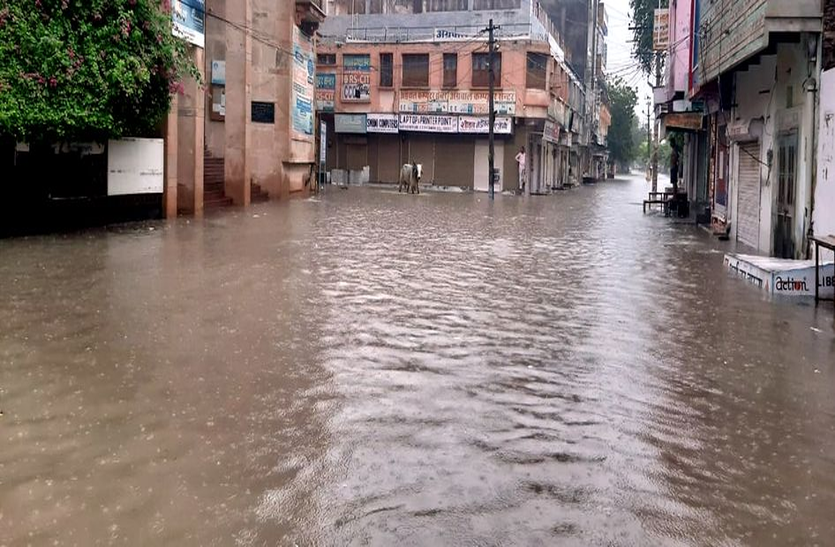 बारिश से हर जगह बन गया पानी का दरिया बारिश से हर जगह बन गया पानी का दरिया