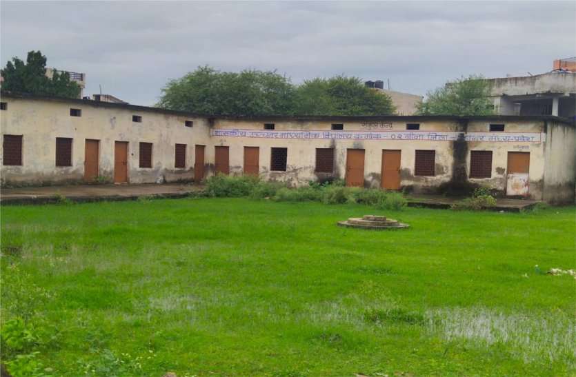 The rooms became dilapidated without shifting the school स्कूल शिफ्ट हुए बिना ही जर्जर हो गए कक्ष, वर्षों से पड़े हैं खाली