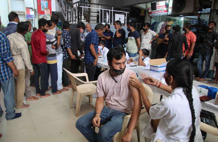 Gujarat: कोरोना वैक्सीन की आज मिलेगी सिर्फ दूसरी डोज Gujarat: कोरोना वैक्सीन की आज मिलेगी सिर्फ दूसरी डोज