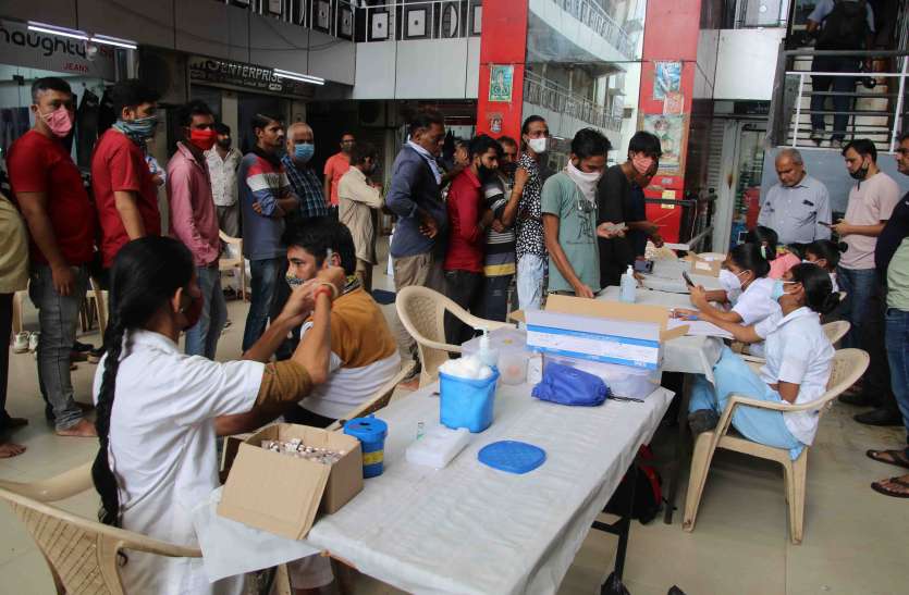 Gujarat: व्यापारियों, फेरी वालों, नौकरी पेशा लोगों को राहत, अब 15 अगस्त तक करा सकेंगे वैक्सीनेशन Gujarat: व्यापारियों, फेरी वालों, नौकरी पेशा लोगों को राहत, अब 15 अगस्त तक करा सकेंगे वैक्सीनेशन