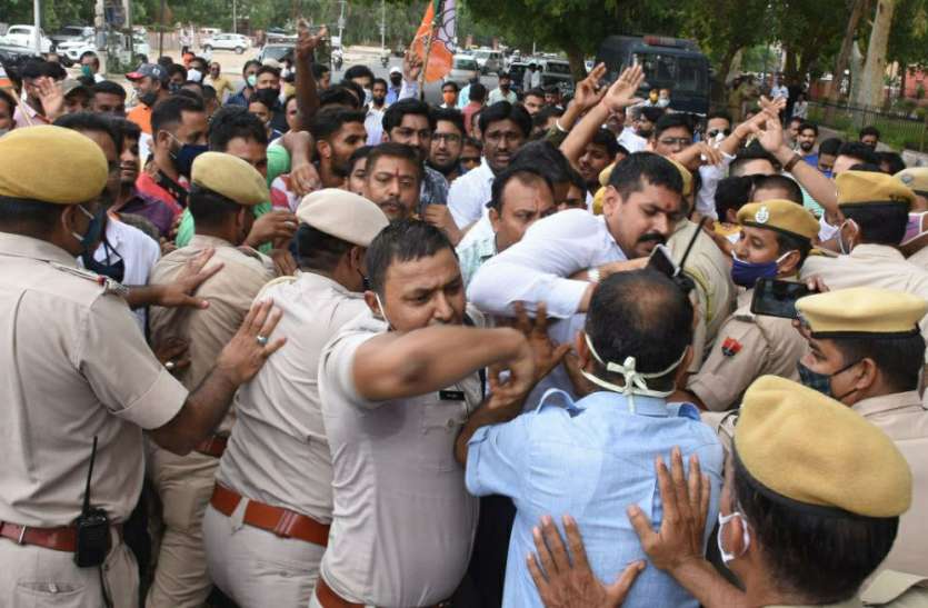 पुलिस और भाजपा कार्यकर्ताओं में धक्का-मुक्की पुलिस और भाजपा कार्यकर्ताओं में धक्का-मुक्की