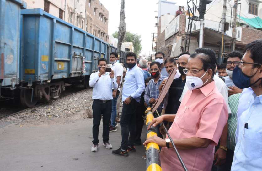 रेल फाटक बंद होने से ट्रैफिक में फंसे यूडीएच मंत्री बोले, विकराल समस्या का शीघ्र कराएंगे समाधान रेल फाटक बंद होने से ट्रैफिक में फंसे यूडीएच मंत्री बोले, विकराल समस्या का शीघ्र कराएंगे समाधान