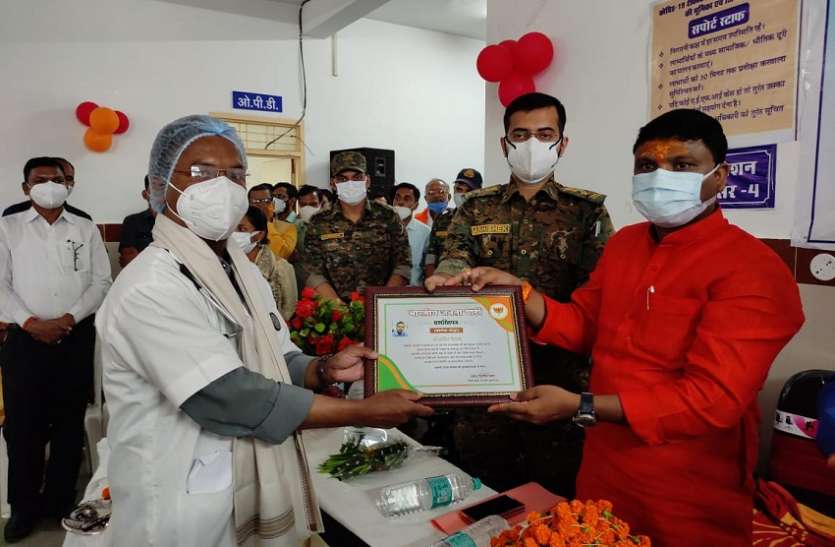 कोरोना योद्धाओं, उत्कृष्ट प्रदर्शन करने वाले विद्यार्थियों का किया सम्मान कोरोना योद्धाओं, उत्कृष्ट प्रदर्शन करने वाले विद्यार्थियों का किया सम्मान