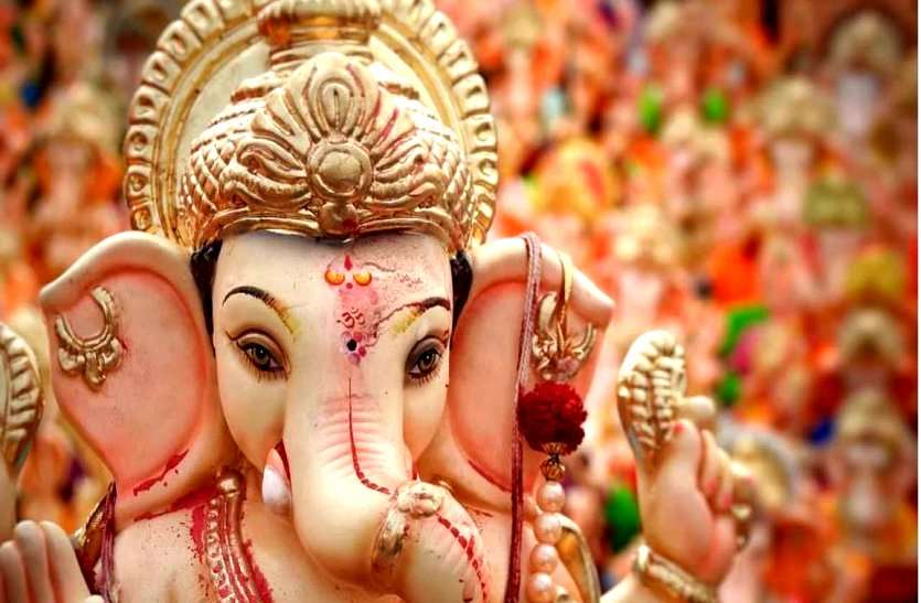 फिर शर्तों में बंधे मंगलमूर्ति, चार फीट से ज्यादा नहीं होगी गणेश प्रतिमा की ऊंचाई, नाराज मूर्तिकारों ने खोला मोर्चा फिर शर्तों में बंधे मंगलमूर्ति, चार फीट से ज्यादा नहीं होगी गणेश प्रतिमा की ऊंचाई, नाराज मूर्तिकारों ने खोला मोर्चा