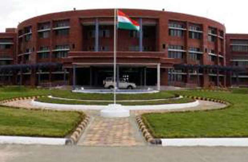 Villagers submitted memorandum in irregularities in the university, de विश्वविद्यालय में अनियमितताओं में ग्रामीणों ने सौंपा ज्ञापन, एफआईआर दर्जकर जांच की मांग, आंदोलन की चेतावनी