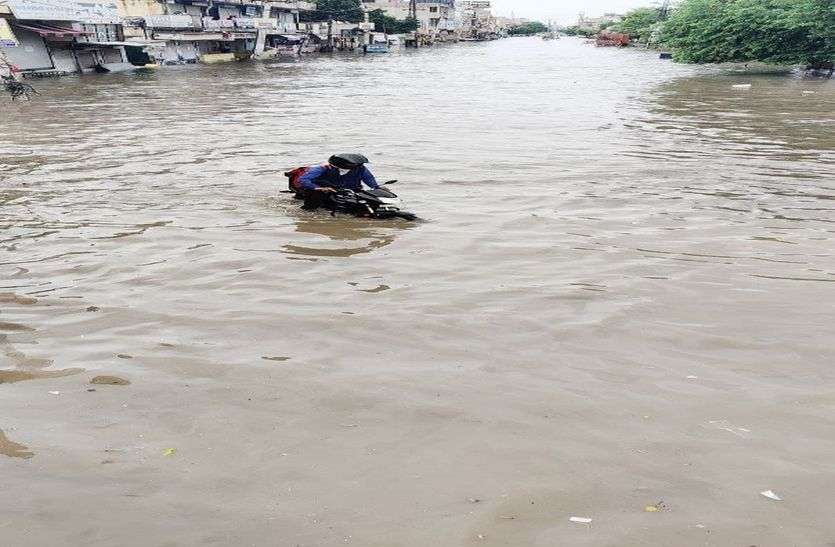 राजस्थान में आज भी भारी से अत्यंत भारी बरसात का अलर्ट, शेखावाटी में जमकर बरसे मेघ राजस्थान में आज भी भारी से अत्यंत भारी बरसात का अलर्ट, शेखावाटी में जमकर बरसे मेघ