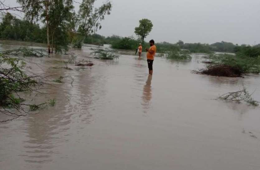 झमाझम बारिश से नदी- नाले उफने, मार्ग अवरुद्ध झमाझम बारिश से नदी- नाले उफने, मार्ग अवरुद्ध