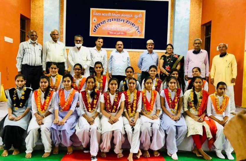 10 एवं 12वीं के छात्र-छात्राओं के किया सम्मान 10 एवं 12वीं के छात्र-छात्राओं के किया सम्मान