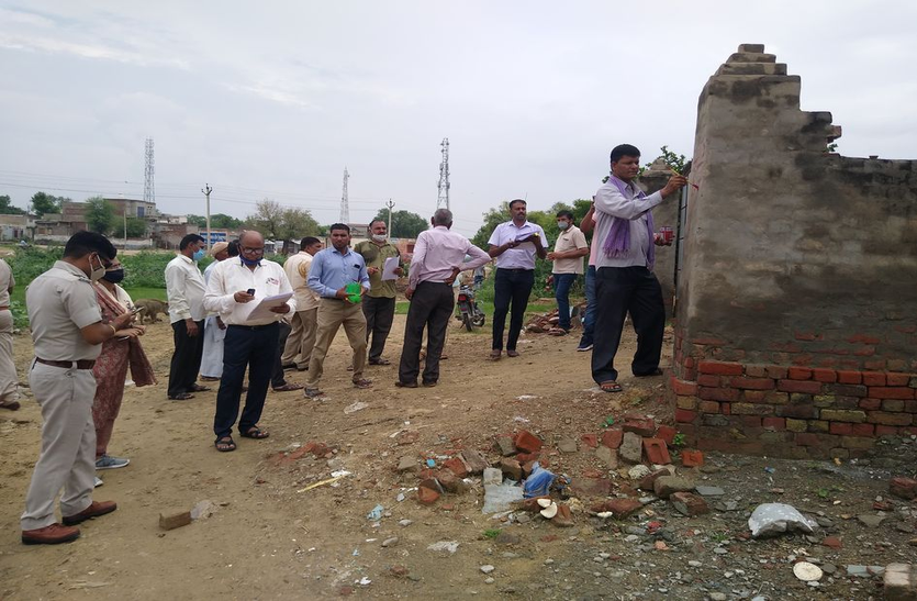 टीम ने काटे बिजली-पानी के कनेक्शन टीम ने काटे बिजली-पानी के कनेक्शन