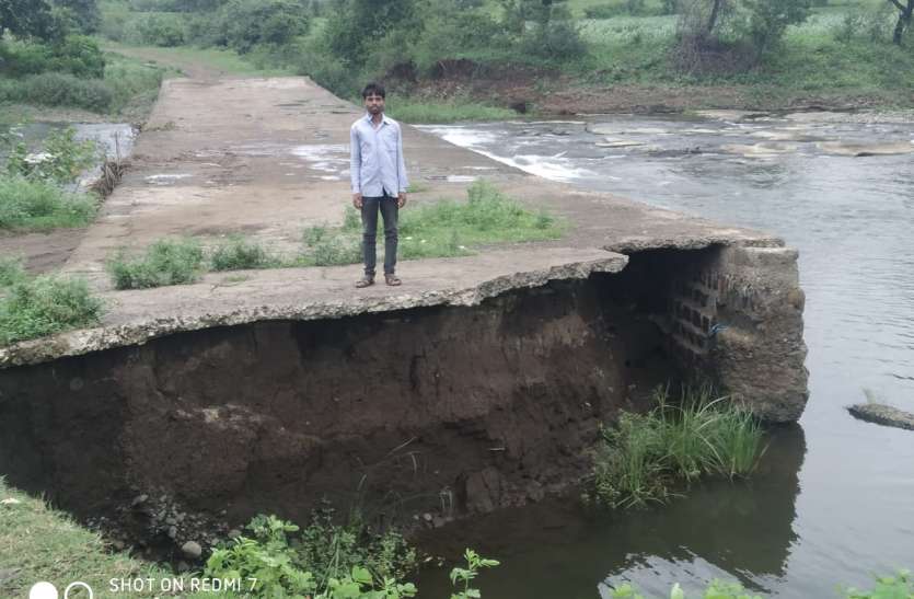 the river नदी के तेज बहाव में बह गई पुलिया
