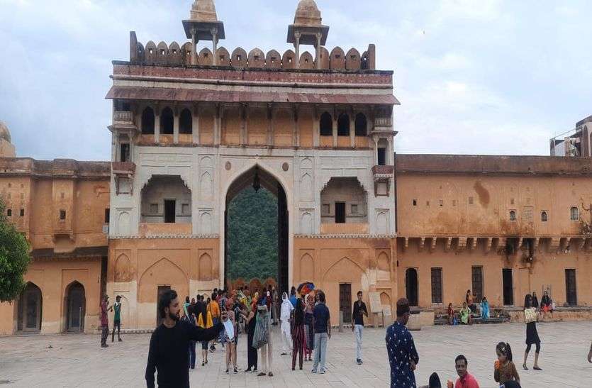 पर्यटन स्थलों पर उमड़े सैलानी, दुगुने पर्यटक पहुंचे पर्यटन स्थलों पर उमड़े सैलानी, दुगुने पर्यटक पहुंचे