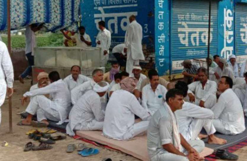 पुलिस-प्रशासन के आश्वासन के बाद ग्रामीणों ने शाम को उठाया शव, किया अंतिम संस्कार पुलिस-प्रशासन के आश्वासन के बाद ग्रामीणों ने शाम को उठाया शव, किया अंतिम संस्कार