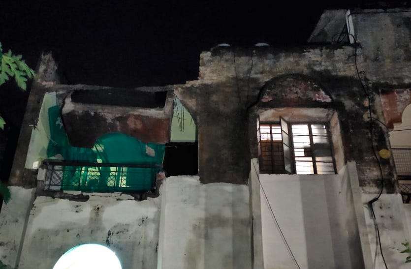 Government employees are forced to live in a dilapidated house 19 साल में पीडब्ल्यूडी ने बुक में दर्ज नहीं किया 85 सरकारी आवास, जर्जर भवन में परेशान कर्मचारी