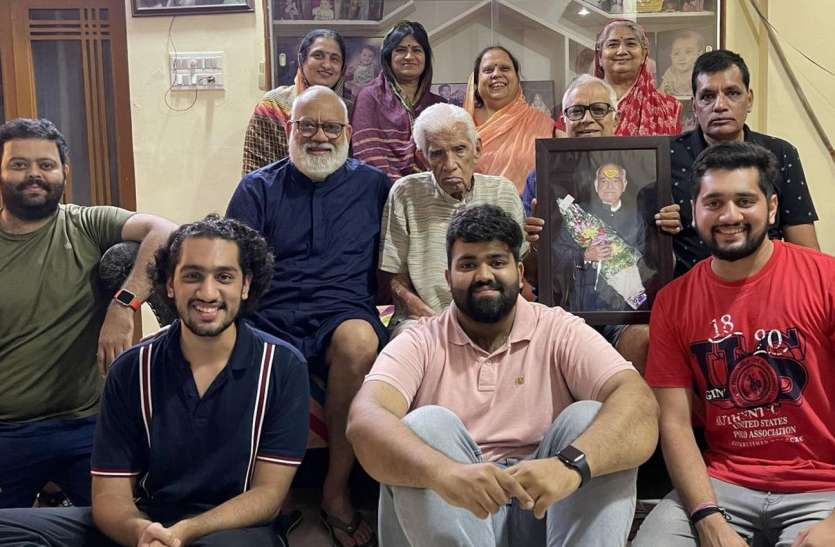 फ्रेंडशिप डे विशेष- रियल लाइफ के जय-वीरु की 70 साल से दोस्ती, 43 वर्षो से एक ही घर में साथ-साथ फ्रेंडशिप डे विशेष- रियल लाइफ के जय-वीरु की 70 साल से दोस्ती, 43 वर्षो से एक ही घर में साथ-साथ