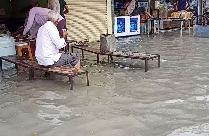 ajmer फोटो...मौते के बाद भी नहीं सुधरे हालात,दौराई में सड़क पर घुटनों तक पानी