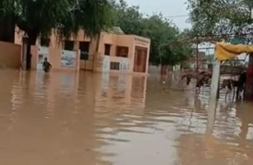 बारिश से घरों में भरा पानी, गलियां लबालब बारिश से घरों में भरा पानी, गलियां लबालब