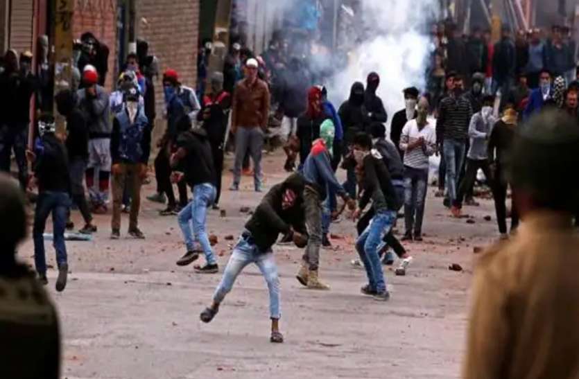 stone palters जम्मू-कश्मीर: अब पत्थरबाजों को नहीं मिलेगी सरकारी नौकरी, ना ही विदेश जाने की मंजूरी
