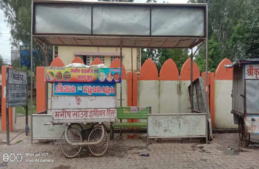Bus stops and passenger waiting rooms built under the project in Kundeshwar Road and the city लापरवाही के चलते बस स्टॉप हो रहे बर्बाद, आवारा मवेशियों का बना रहता है कब्जा