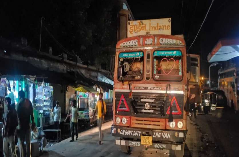 Police registered a case against 8 accused आधी रात को बसस्टैंड पर रंगदारों ने हथियारों के साथ काटा उत्पात