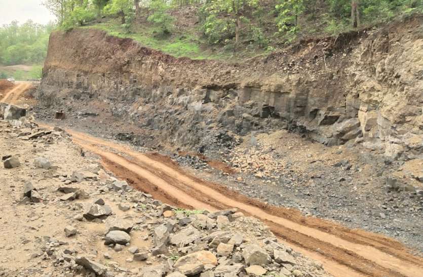 There is an increased risk of mountain cracking on the highway in the बारिश में हाईवे पर पहाड़ दरकने का खतरा