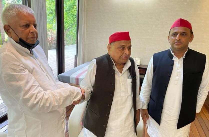 21.jpg लालू और मुलायम की चाय पर हुई चर्चा, बताया देश को किस बात की जरूरत