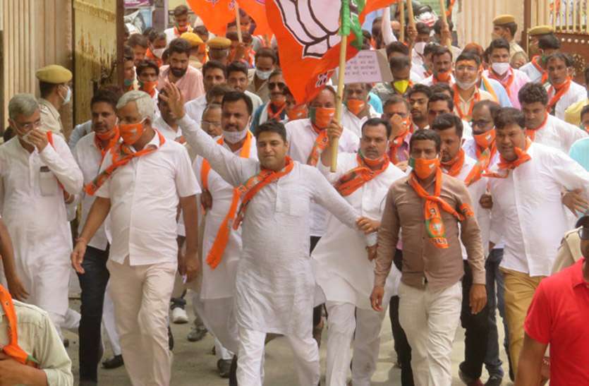 भापजा ने रैली निकाल कलक्ट्रेट में किया प्रदर्शन भापजा ने रैली निकाल कलक्ट्रेट में किया प्रदर्शन