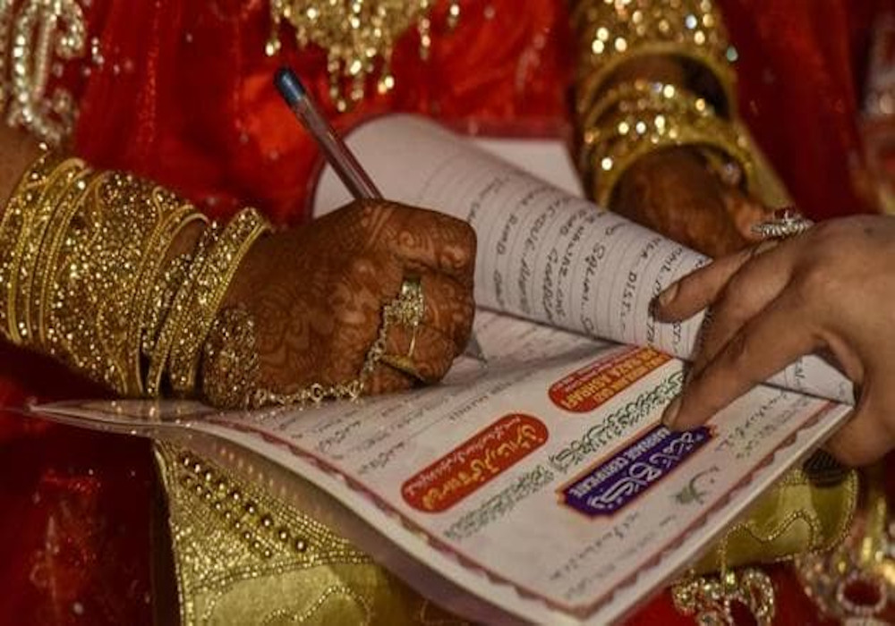 Quick Read: थाने में नाबालिग का विवाह! पीड़ित परिजन का आरोप, पुलिस ने जबरदस्ती कराई शादी