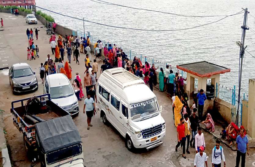 बीसलपुर बांध पर उमड़ी पर्यटकों की भीड़, हादसे को लेकर पुलिस ने खदेड़ा बीसलपुर बांध पर उमड़ी पर्यटकों की भीड़, हादसे को लेकर पुलिस ने खदेड़ा