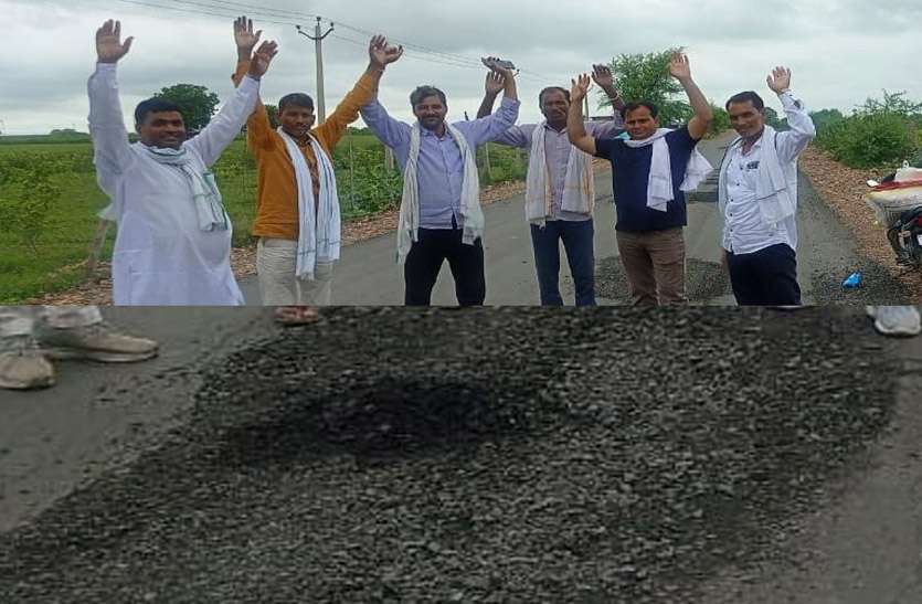 पहली बरसात में उखड़ गई सडक़, ग्रामीणों ने जताई नाराजगी पहली बरसात में उखड़ गई सडक़, ग्रामीणों ने जताई नाराजगी