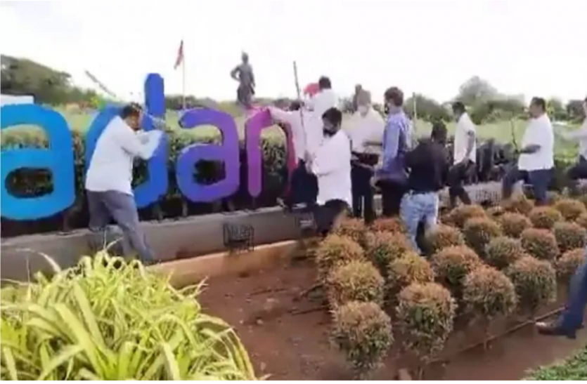 Mumbai International Airport.png Maharashtra: मुंबई इंटरनेशनल एयरपोर्ट पर शिवसेना कार्यकर्ताओं ने की तोड़फोड़, अडानी ग्रुप का साइनबोर्ड भी तोड़ा