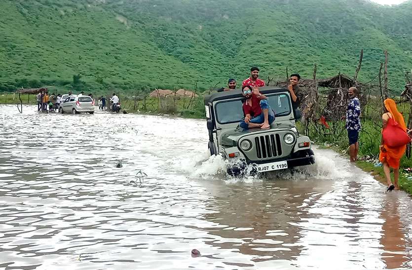 बीसलपुर देवली-टोडारायसिंह मार्ग का आवागमन बंद, जान जोखिम में डाल बनास कर रहे पार बीसलपुर देवली-टोडारायसिंह मार्ग का आवागमन बंद, जान जोखिम में डाल बनास कर रहे पार