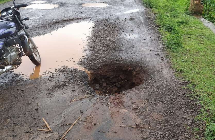 Even after the tender issued three years ago, the construction work of तीन साल पूर्व जारी हुए टेंडर के बाद भी 52 किलोमीटर लम्बी सडक़ का नहीं आरम्भ हो सका निर्माण कार्य