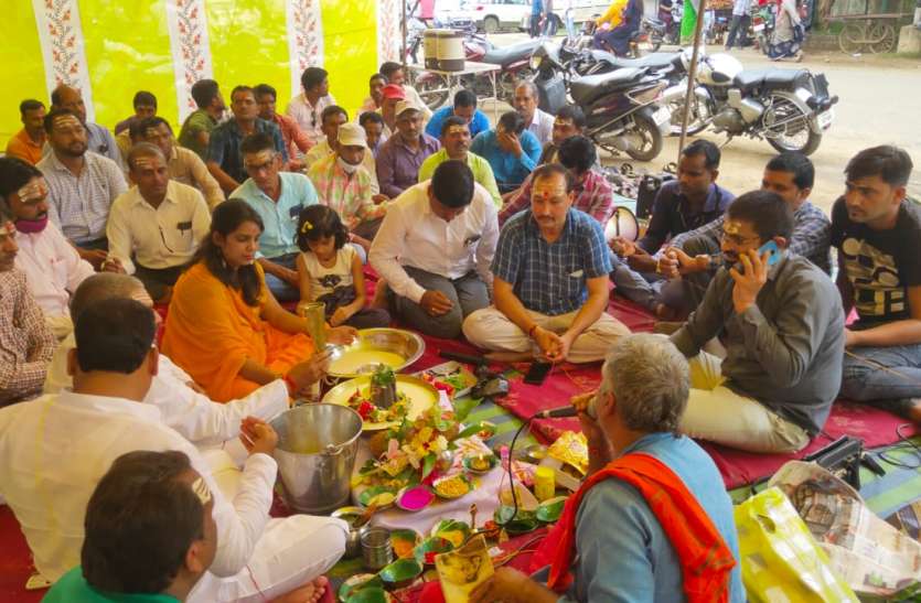 Sangh members sitting on indefinite strike performed good-natured Hava अनिश्चितकालीन हड़ताल पर बैठे संघ सदस्यों ने किया सद्बुद्धि हवन यज्ञ