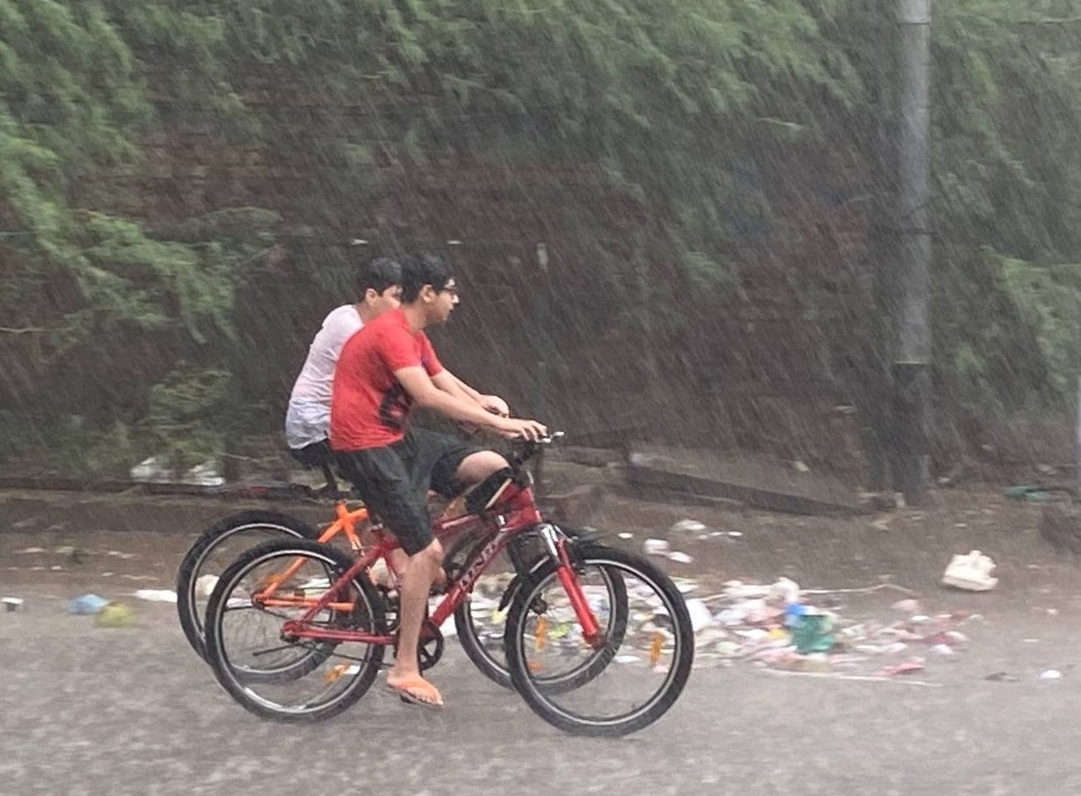 तेज हवा के साथ बारिश से राहत