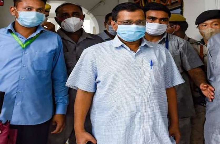 45.jpg दिल्ली: दलित परिवार से मिलने पहुंचे केजरीवाल का विरोध, भाषण के दौरान मंच से गिरे