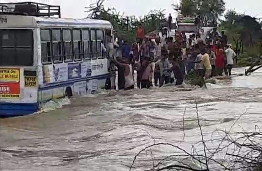 Flood in Chambal  : भारी बरसात, बाढ़ ग्रस्त कोटा-बारां में हाहाकार