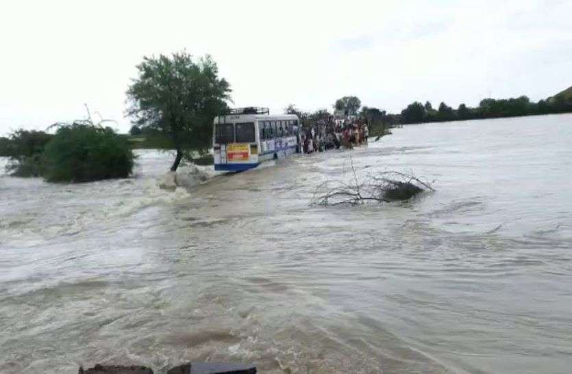 Flood in Chambal : भारी बरसात, बाढ़ ग्रस्त कोटा-बारां में हाहाकार Flood in Chambal : भारी बरसात, बाढ़ ग्रस्त कोटा-बारां में हाहाकार